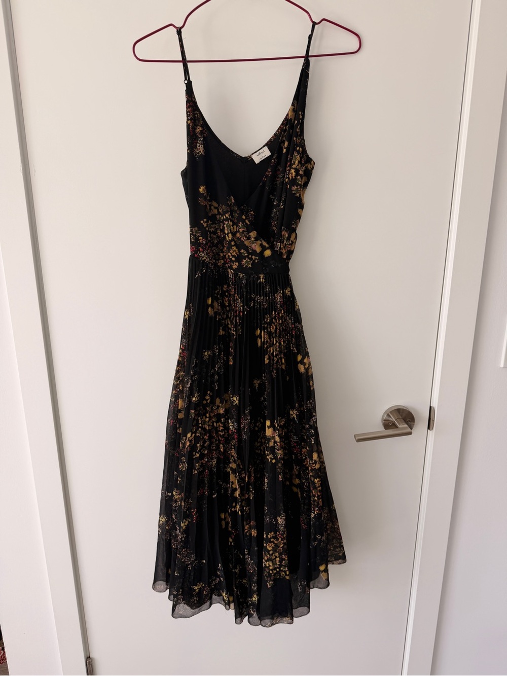 Aritzia Wildfred Braune  Black Floral Pleated Midi Slip Dress